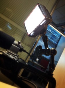 Micro led valaisin ja yhden lukon pallonivelvarsi.