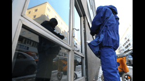 Anonyymi postinjakaja Helsingin Kalliossa.