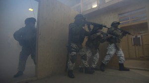 Labyrintista kuvattuna sotilaiden eteneminen