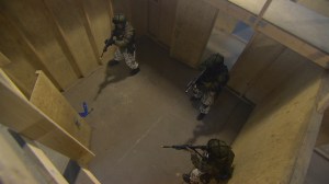 Merijalkaväen sotilaat yläkulmasta.