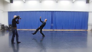 Ima Iduozee lämmittelee Kaupunginteatterin harjoitussalissa.