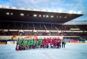 Klassikko -ottelua ennen pelanneet entiset kiekkoilijat ryhmäkuvassa.