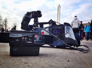 Aviwestillä materiaalin siirto Olympiastadionin parkkipaikalta.