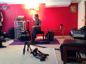 Kimmo Pohjonen valmistautuu esitykseen