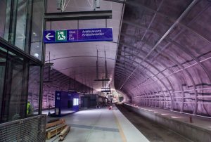 Aviapoliksen juna-asema. Viimeistelytöitä tehtiin samaan aikaan, kun kävimme paikalla. kuva: Janne Järvinen / HS