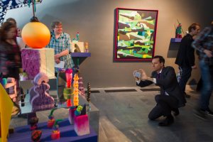 Mika Ihamuotila kuvaa kännykällä teosta Toinen todellisuus.  kuva: Janne Järvinen / HS