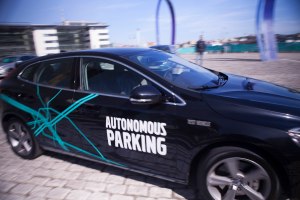 Itseparkkeeraavaa auto etsii parkkipaikkaa muiden autojen seasta.  kuva: Janne Järvinen / HS