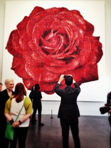 Ihamuotila kuvaa Makea seinäruusu teosta.