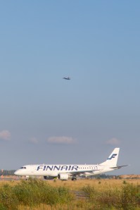 Ilmassa juuri kiitotieltä noussut Hornet -hävittäjä kuva: Janne Järvinen / HS