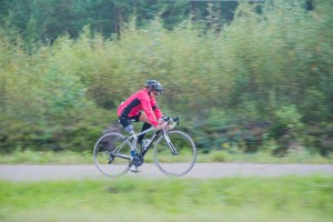 Liisa kuvattuna 30 metrin päästä liikkuvasta autosta. Suljinnopeus 1/80.