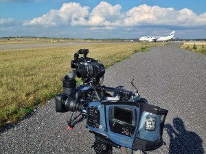 Molemmat XDCAMit kentällä ottamassa timelapse kuvitusta.