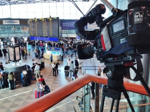 Kamera kuvaa T2 hallin lähtöaulaa.