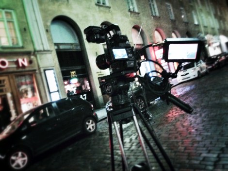 Orionin ulkopuolella kamera set up. Autoja emme valitettavasti pystyneet siirtämään pois kuva-alueelta.