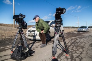 Unto Aaltonen Vaajakoskelta katsoo auringonpimennystä kamerasta.