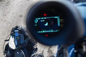 Kuva kameran loopista. Auringonpimennyksen loppuosa meneillään.