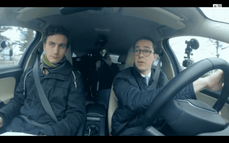 Toimittaja Jussi Sippola vasemmalla jututtaa ajavaa Carl Haglundia. Vasemmassa ikkunassa Sonyn Action kamera imukuppikiinnityksellä, keskellä minulla C100 monopodilla ja oikealla ikkunassa GoPro imukuppikiinnityksellä.