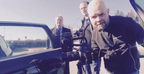 Viimeinen tarkistus autoon rigatuista kameroista. Taustalla Antti Rinne ja toimittaja Esa Juntunen.