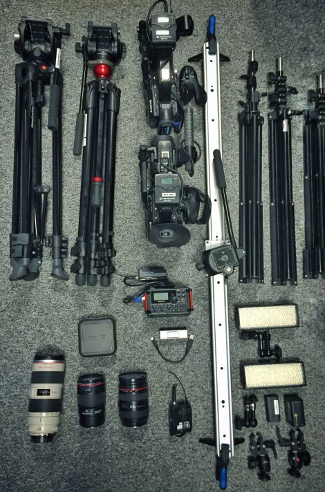 Kuvittaja keikalle ottamani kuvausvälineet mm. Tascam äänitin, valoja, jalustoja, 2 x FS5 kameroita, slider kamera-ajoihin ja eri linssejä.