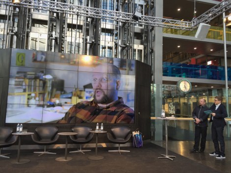 Henkilökuva esitettiin Sanomatalon Ilman sanoja, sanojen kanssa -näyttelyn avajaisissa.